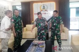 Warga perbatasan RI-Timor Leste serahkan senjata M16 A1 kepada TNI AD