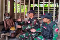 Prajurit TNI bagikan bahan pokok kepada warga Kampung Mosso