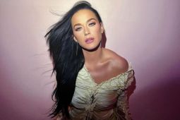 Katy Perry hampir jatuh dari alat peraga terbang di tur "Lifetime"