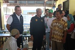 Momen HUT, Wali Kota Aditya serahkan bantuan sosial kepada masyarakat
