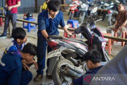 Politeknik Hasnur servis gratis motor warga pada HUT ke-14