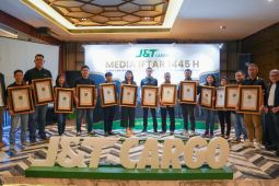 Perusahaan logistik beri penghargaan 100 outlet terbaik