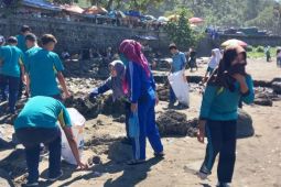Pelajar SMPN 1 Cisolok dikerahkan bersihkan objek wisata pantai di Sukabumi