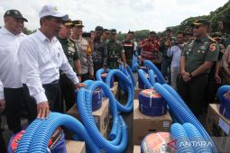 Mentan serahkan bantuan alsintan senilai Rp200 M untuk petani di Jatim