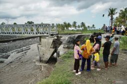 Jembatan putus akibat banjir lahar hujan Gunung Semeru