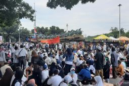 Pendemo putusan MK dari kalangan emak-emak pilih makan bersama dalam menjalankan aksi