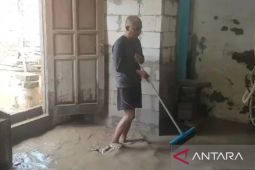 Warga Tambun Utara Bekasi mulai bersihkan sisa banjir kiriman