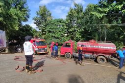 Petugas gabungan bersihkan material banjir dan longsor di Trenggalek