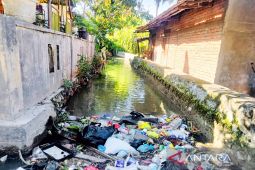 PUPR Madina bersama mahasiswa bersihkan saluran air di Desa Darussalam