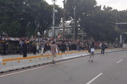 Unjuk rasa di Monas diwarnai saling lempar batu hingga botol air kemasan