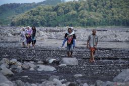 Dampak jembatan putus akibat banjir lahar Gunung Semeru