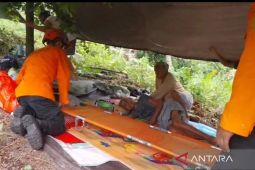 Tim SAR evakuasi seorang lansia korban erupsi Gunung Ruang yang sakit