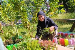 Siti Habibah teaches environmental behavior to students