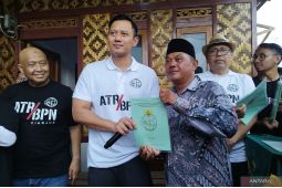 AHY serahkan 55 sertifikat hasil konsolidasi tanah kepada warga terdampak gempa Cianjur