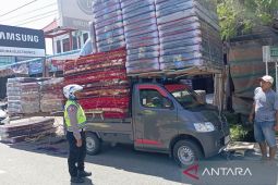 Polres Aceh Barat tindak kendaraan angkut barang lebih kapasitas