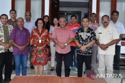Kemenkumham Maluku serahkan sertifikat Kekayaan Intelektual kerbau Moa dan domba Kisar