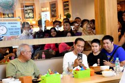 Presiden Jokowi bersama menteri santap bakso dan sapa warga saat kunjungi mal di Gorontalo