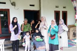 Ketua TP PKK Batanghari berikan bantuan kursi roda kepada lansia dan penyandang disabilitas