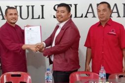 Maju lagi di Pilkada 2024, Bupati Tapsel ambil formulir ke DPC PDIP