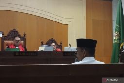 Mantan Wali Kota Bima tepis dakwaan belikan istri mobil dari uang proyek