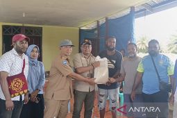 Dinsos Manokwari serahkan bansos korban banjir di Distrik Masni