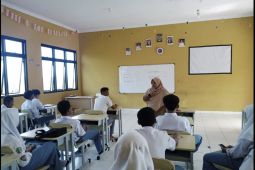 Lani Yuniarti dari keluarga penerima PKH, lulus kuliah hingga diterima PPPK
