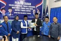 Rahmad M Arsyad bagi kaos bergambar Ahmad Dahlan saat kembalikan formulir di PAN