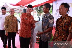 Kantor Pertanahan Bekasi serahkan 100 sertifikat milik warga program PTSL