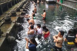 Tradisi Melukat, ritual pembersihan diri dan memuliakan air di Bali