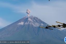 Semeru erupsi empat kali memuntahkan abu hingga 1.000 meter