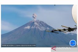 Gunung Semeru erupsi empat kali muntahkan abu vulkanik hingga 1.000 meter