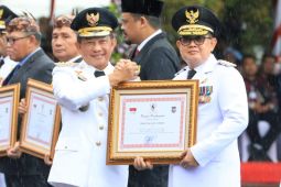 Pj Gubernur Jatim Adhy terima penghargaan dari Mendagri di Hari Otoda XXVIII