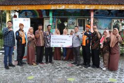 KAI Daop 7 salurkan bantuan TJSL Rp137 juta di Jatim