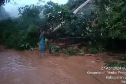 Pemprov Bengkulu gerak cepat bersihkan jalur Curup-Lebong dari longsor