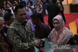 Menteri AHY serahkan 300 sertifikat gratis di Sultra