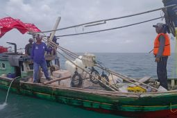 Agar hasil tangkapan ikan meningkat, PHE OSES bersama nelayan pasang rumpon di perairan Lampung Timur