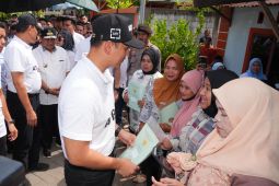 Menteri ATR/BPN serahkan 50 sertipikat hasil PTSL di Gowa