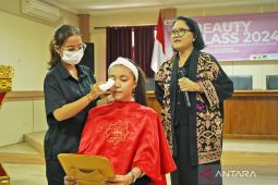 STAHN Mpu Kuturan dan LKP Agung berikan pelatihan tata rias adat Bali ke mahasiswa