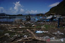 Pesisir pantai Payangan Jember dipenuhi sampah