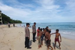 Polisi awasi wisatawan saat bermain di pantai Pesisir Barat