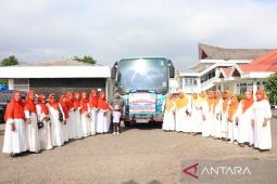 Bupati Dolly Pasaribu lepas keberangkatan rombongan halal bihalal BKMT Tapsel ke Medan