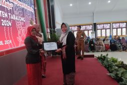 Perempuan berprestasi dan berjasa di Tabalong terima penghargaan