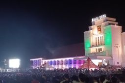 Wali Kota Aditya bersama ribuan warga "nobar" Timnas di Balai Kota