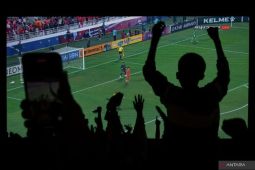 Presiden Jokowi gelar nobar laga Indonesia vs Uzbekistan bersama menteri dan relawan