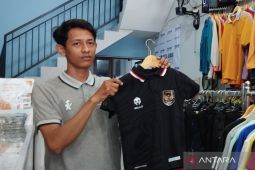 Warga berburu kaos Timnas Indonesia untuk nonton laga semifinal