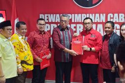 Benyamin Davnie dan Pilar Saga serahkan formulir ke PDIP