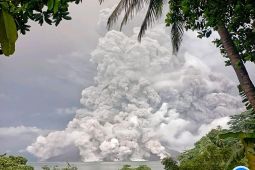 Penduduk sekitar pulau diminta waspadai tsunami akibat erupsi Gunung Ruang