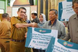 708 RT/RW Pontianak Utara terima bantuan operasional