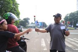 Disnaker Tangerang dan serikat buruh bagikan bunga peringati Hari Buruh