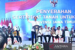 Menteri AHY dampingi Presiden serahkan sertipikat tanah elektronik di Banyuwangi